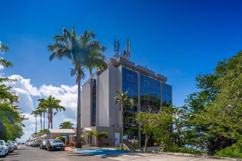 https://www.sogelink.com/app/uploads/2022/11/le-squash-martinique.jpg