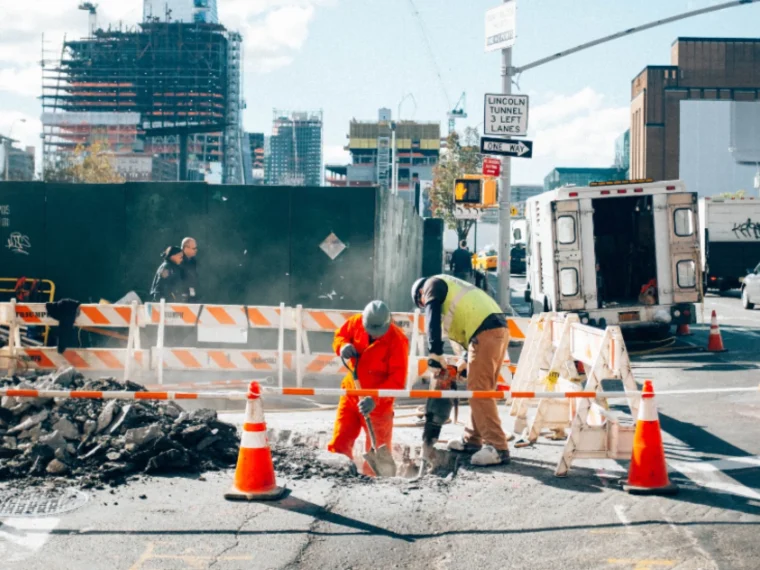 Chantier dans une ville avec des personnes qui travaillent