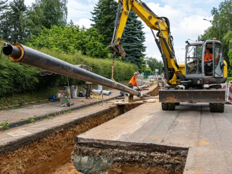Travaux dans une rue concernant l'habilitation électrique