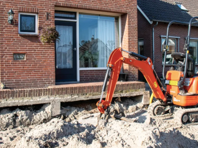 Travaux effectués par une pelle mécanique dans le sol