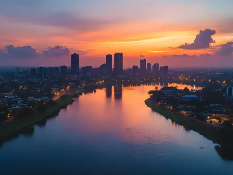 Vue d'une ville au coucher de soleil