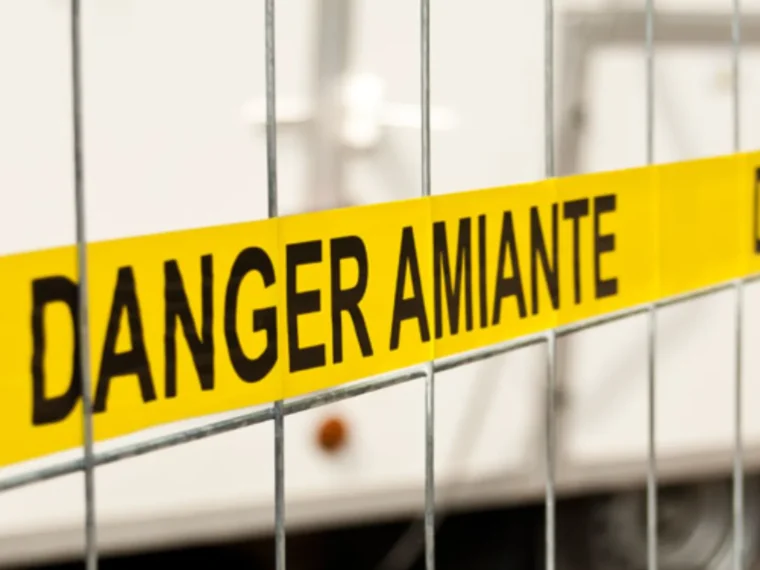 Une banderole jaune concernant le danger lié à l'amiante