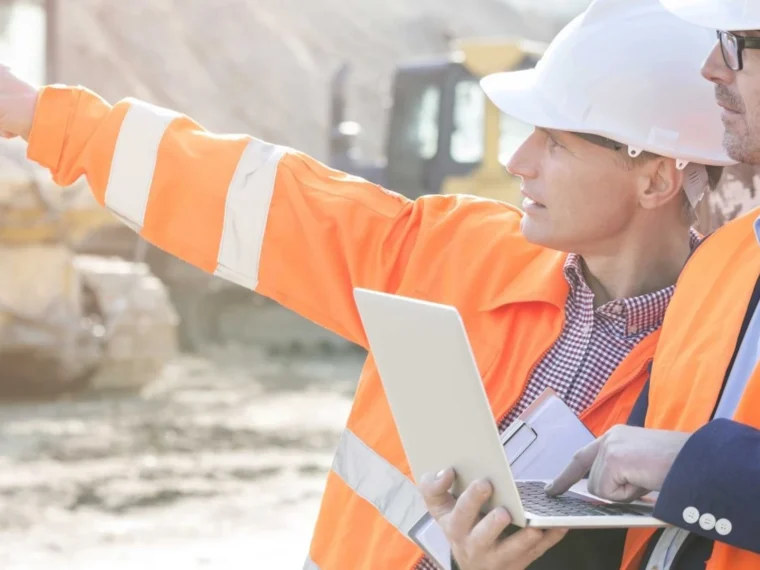 2 hommes échangent sur un chantier