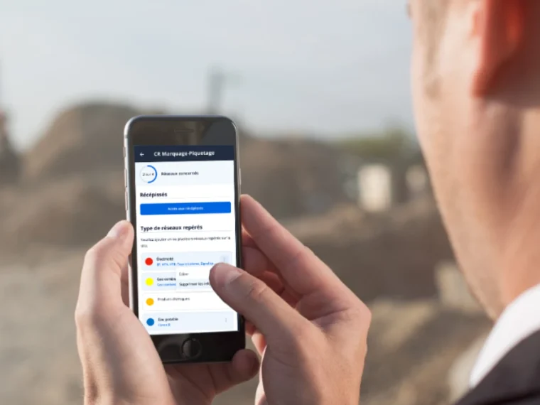 Vue d'une interface de téléphone avec un fond de chantier