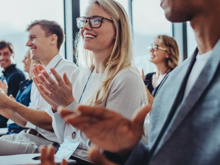 Plusieurs personnes qui assistent à un évènement