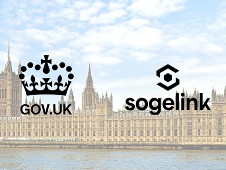 Deux logos sur un fond de bâtiments britannique