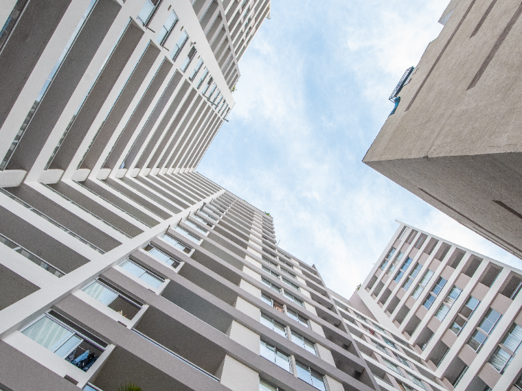 Des immeubles avec une vue vers le ciel