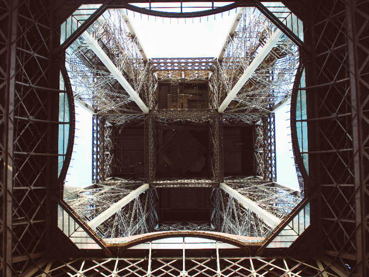 Vue par dessous de la tour eiffel