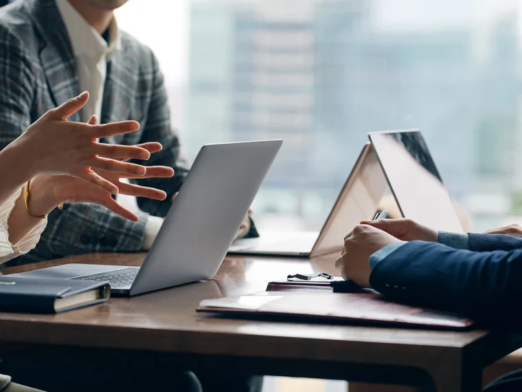 Plusieurs personnes échangent autour d'un bureau