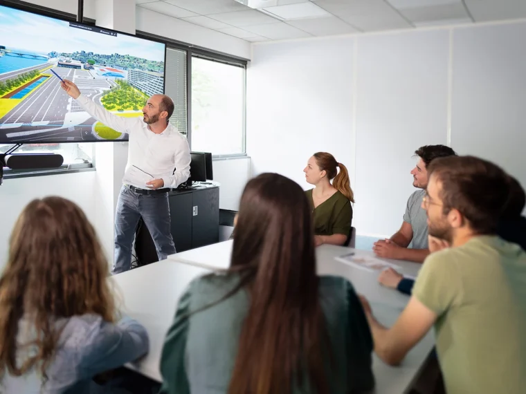 Plusieurs personnes sont en formations
