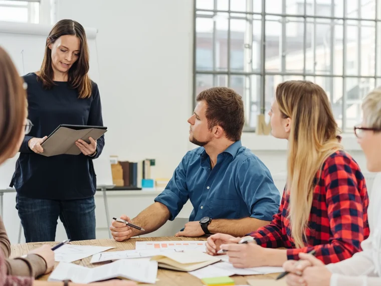 Plusieurs personnes sont en formations