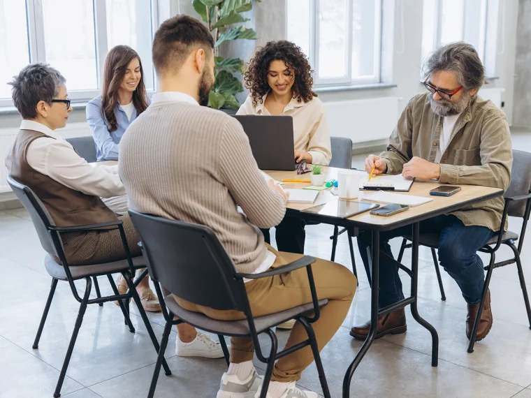 Plusieurs personnes sont en formations