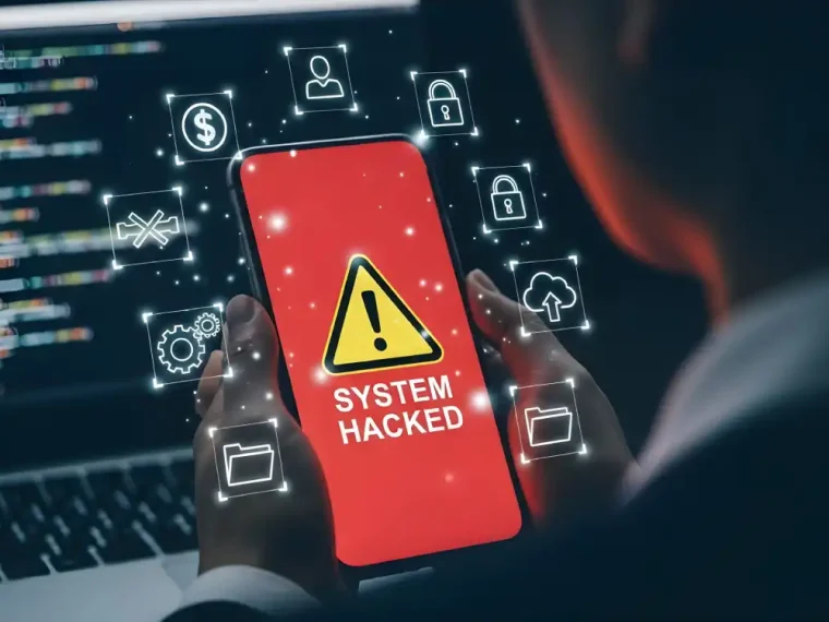 Visuel d'un téléphone qui se fait hacker