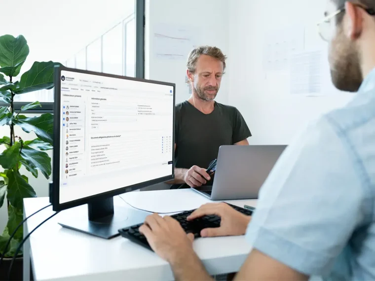 Amiante360 Exposition – mains d'un utilisateur sur le clavier avec le logiciel affiché à l'écran