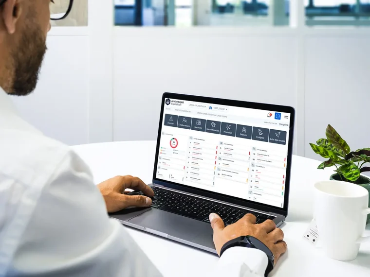Amiante360 Exposition – mains d'un utilisateur sur le clavier avec le logiciel affiché à l'écran