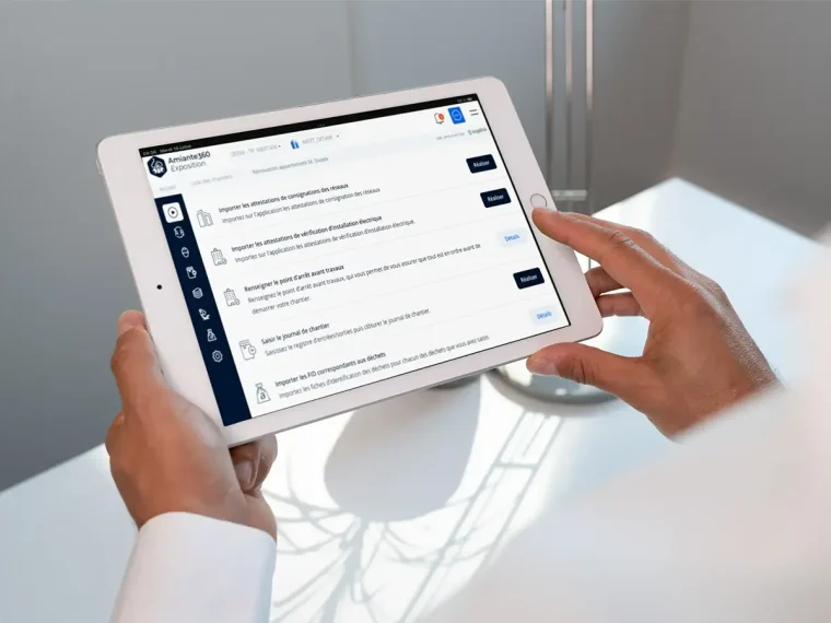 Amiante360 Exposition – gestionnaire consultant le logiciel sur tablette dans un bureau