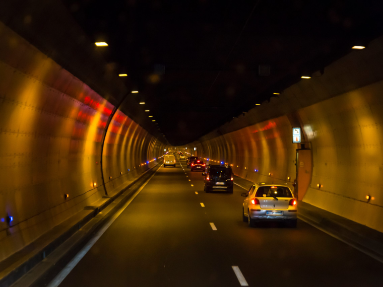 Areo, tunnel avec des voitures