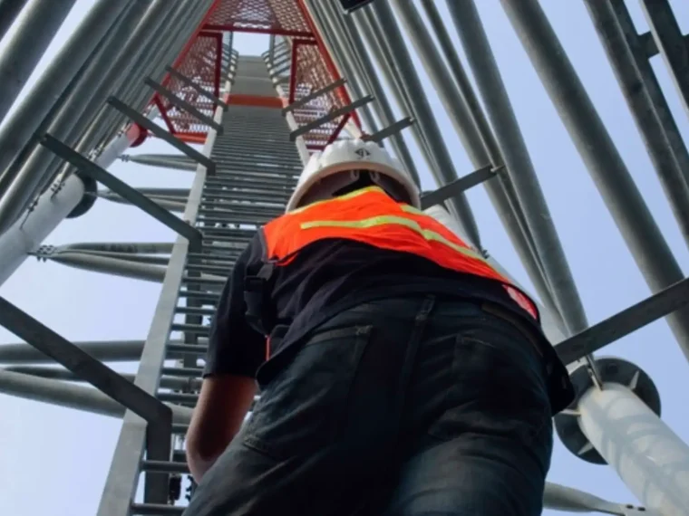 Comac, un homme grimpe dans une infrastructure