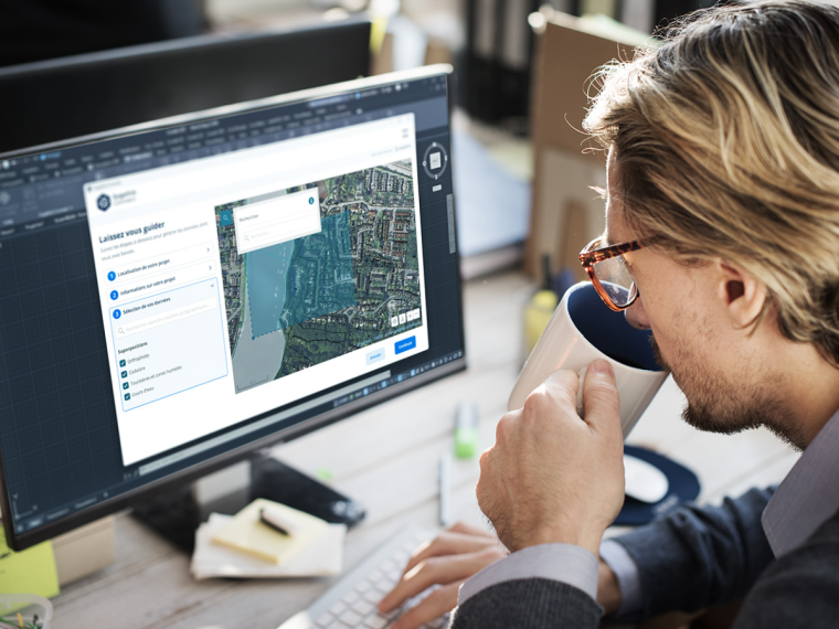 Covadis, une personne est sur son ordinateur avec la solution