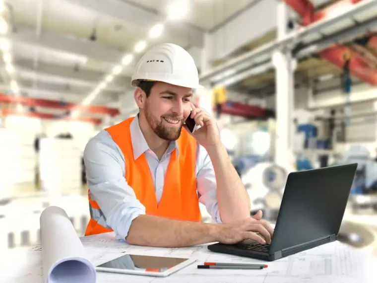 DICT, un homme en veste de chantier au téléphone