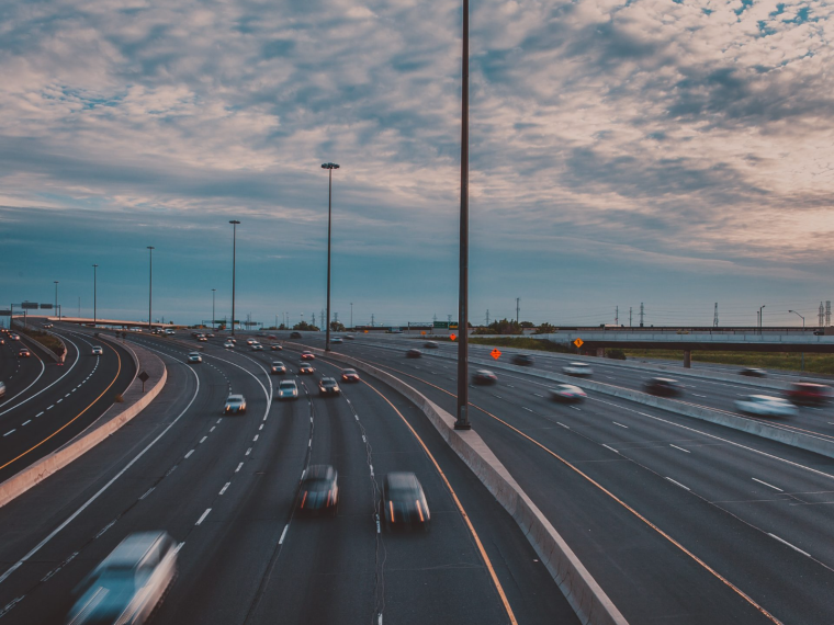 Vue d'une autoroute avec des voitures dessus