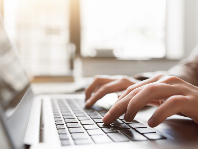 Sogelink Connect, deux mains qui tapent sur un clavier d'ordinateur