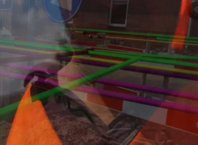 Tablet met gekleurde 3D-lijnen van kabels en leidingen over het camerabeeld van een straat met afzettingen