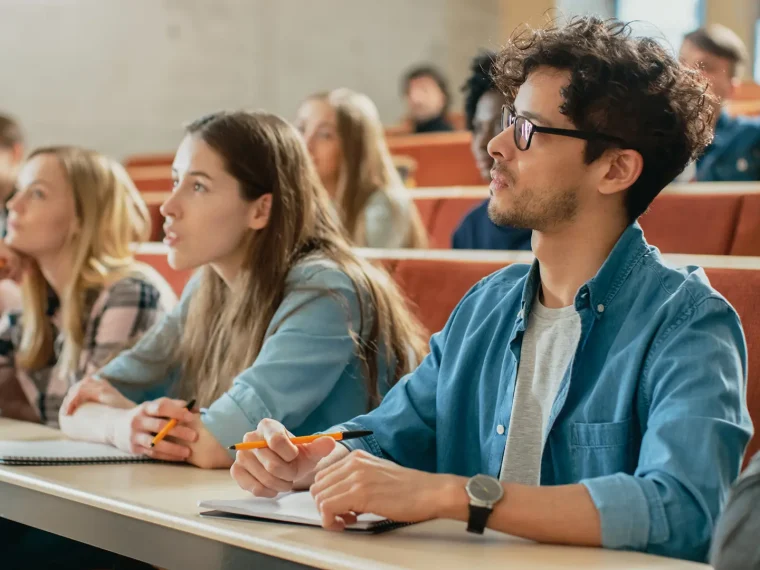 Étudiants et enseignants : Sogelink vous propose des offres sur-mesure pour accompagner la formation aux outils métiers de référence de la topographie, de la VRD et de la conception d’infrastructures.
