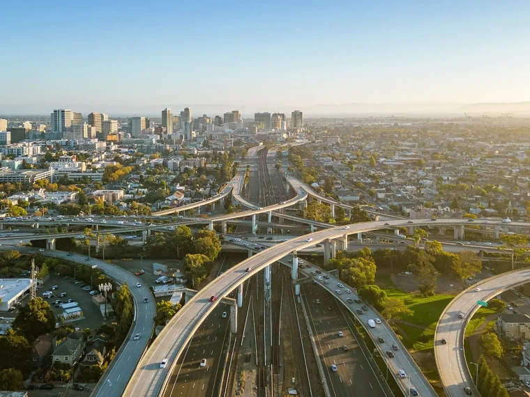 Sogelink connecte les acteurs, les données et les workflows dans un environnement unifié pour simplifier les projets d’infrastructure, de la conception à la maintenance.